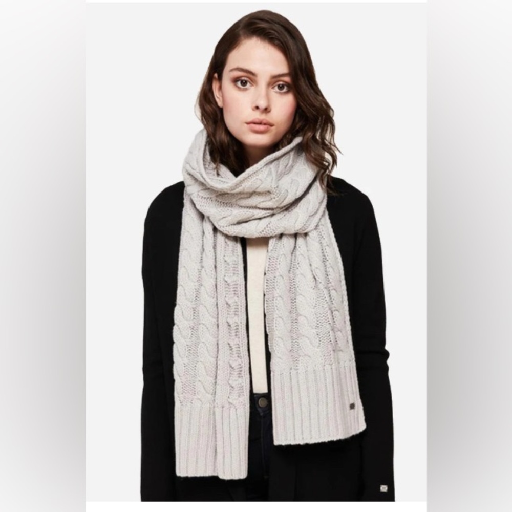 🆕 Soia & Kyo Gray Cable Knit Scarf
